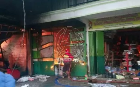 Kebakaran Hebat Hanguskan Toko Serba Guna dan Gudang di Bendiljati Kulon
