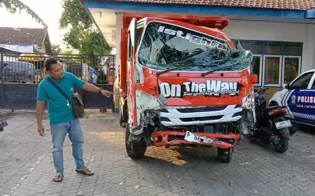 Kecelakaan Lalu Lintas Dump Truk vs Sepeda Motor di Situbondo, Dua Orang Dilaporkan Tewas