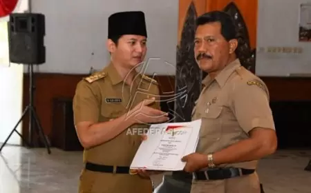 Bupati Trenggalek Serahkan SK Pensiun untuk 85 PNS, Pengabdian Terlama Capai 40 Tahun