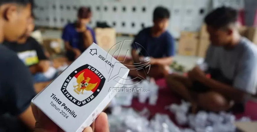 Proses Pengemasan Logistik Tinta Pemilu 2024, di Gudang Penyimpanan KPU Tulungagung