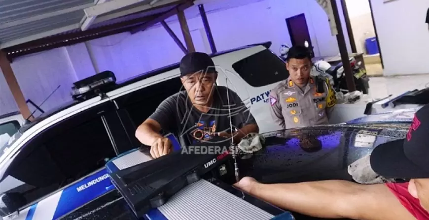 Respon Keluhan Masyarakat, Satlantas Polres Tulungagung Pasang Stiker Film Kurangi Gangguan Cahaya Lampu Rotator