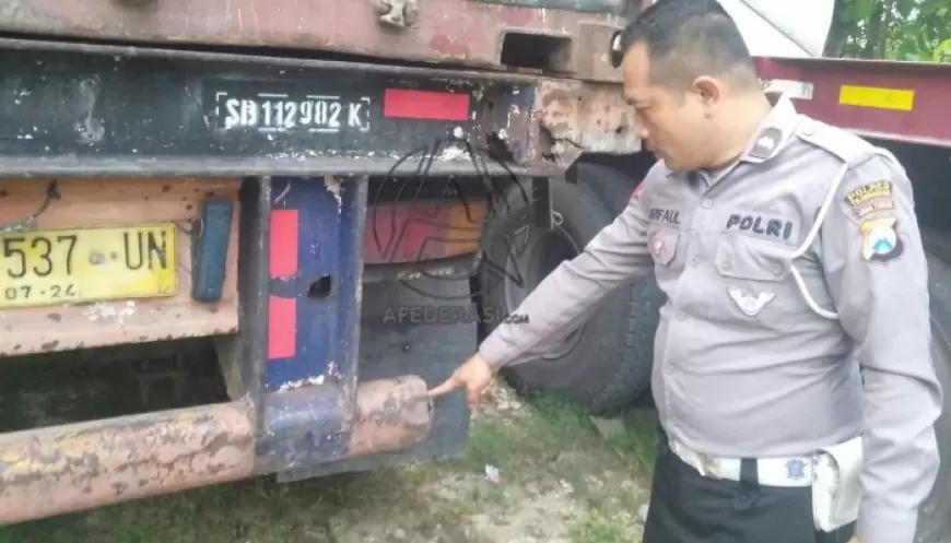 Kurang Perhatikan Arus Lalin, Pemotor Tulungagung Tewas Tabrak Truk Trailer
