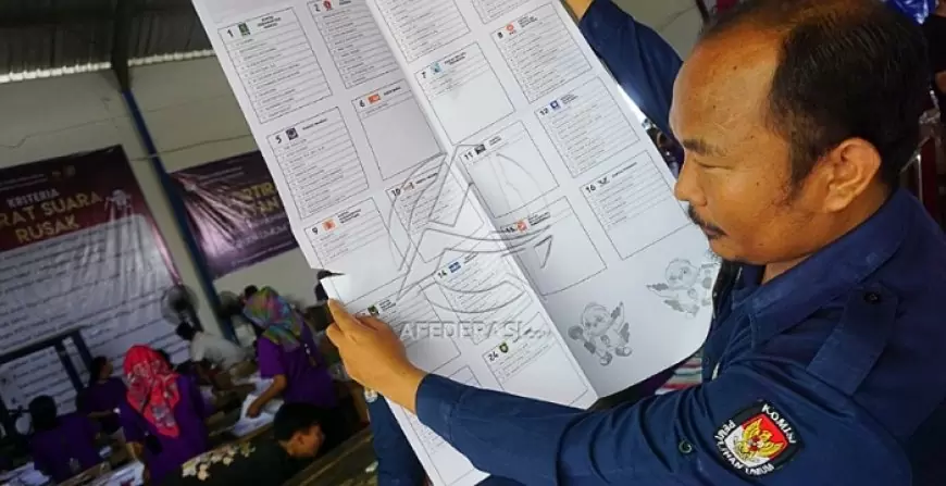 Sekretaris KPU Tulungagung Menunjukkan Salah Satu Surat Suara yang Rusak atau Sobek.