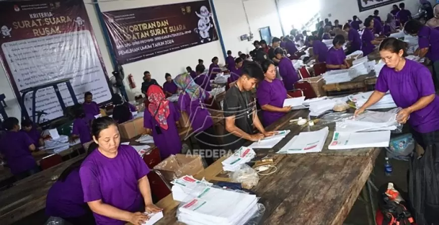 KPU Tulungagung Melibatkan 70 Tenaga Kerja dari Komunitas Profesional di Sidoarjo dalam Sortir dan Lipat Surat Suara.