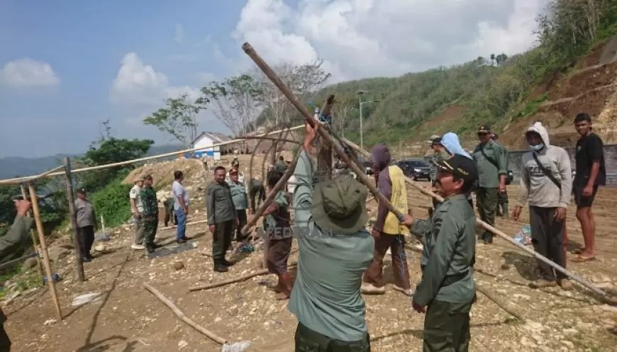 Petugas Gabungan Tertibkan Lapak Pedagang di JLS Kalidawir