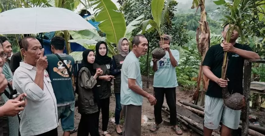 Relawan Jatim Beragam Tulungagung - Trenggalek Lakukan Penanaman Bibit Kelapa Genjah untuk Alam Lestari