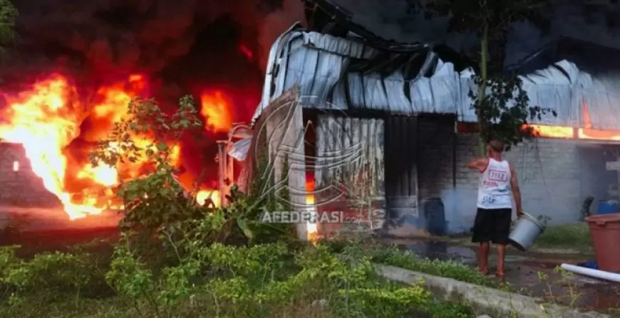 Damkar Butuh 2 Jam untuk Padamkan Api di Gudang Toko Gerabah dan Peralatan Rumah Tangga di Tulungagung