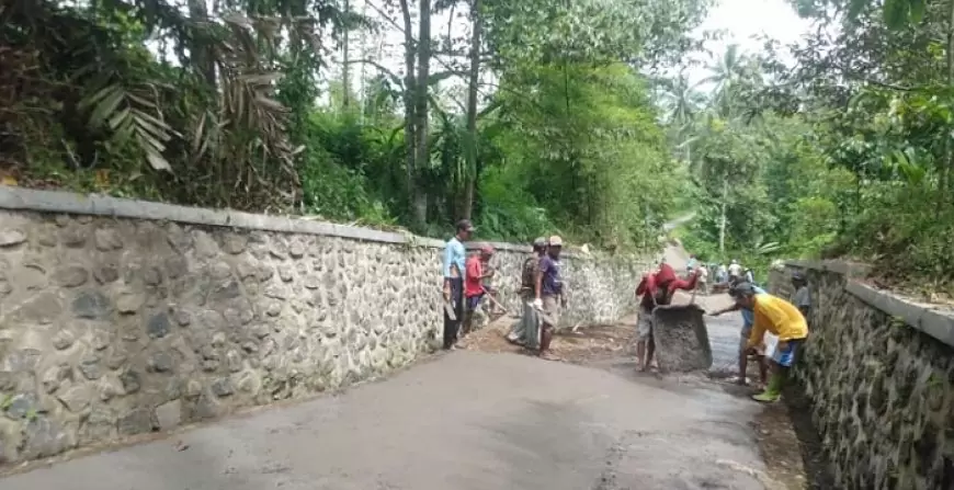 Warga Gotong Royong Perbaiki Jalan Desa Randuagung Jember,  Untuk apa Dana Desa?