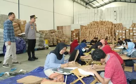 Cuaca Buruk, Distribusi Logistik Pemilu 2024 ke Pulau Bawean Gresik Tertunda