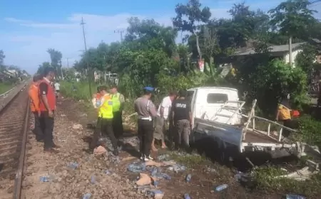 Mobil Pick Up Dihantam KA Malabar, Sopir Dilarikan ke Rumah Sakit