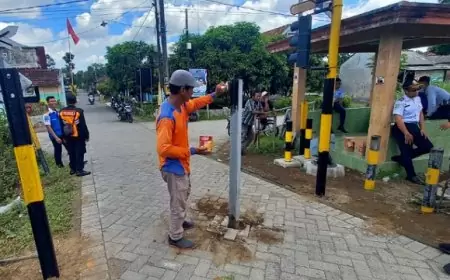 Cegah Kecelakaan di Perlintasan KA, Satlantas Polres Tulungagung dan Forum LLAJ Pasang Patok