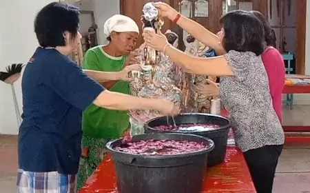 Menjelang Imlek, Umat Klenteng Poo Tong Bio di Situbondo Gelar Tradisi Pembersihan Patung Dewa