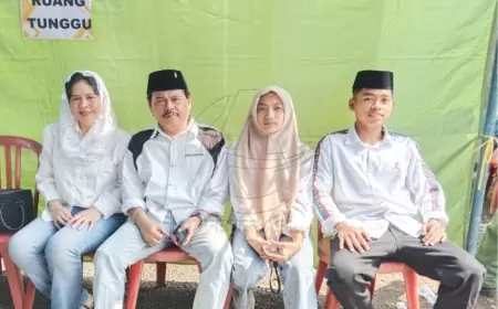 Merakyat, Ketua DPD Golkar Banyuwangi Ikut Antri Saat Nyoblos di TPS