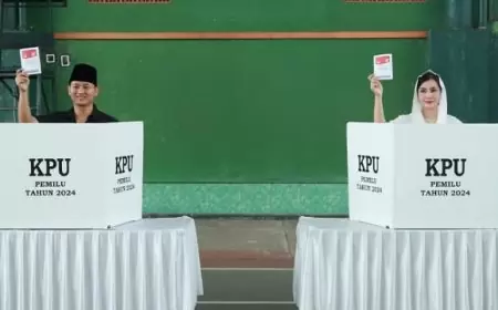 Bupati Trenggalek dan Istri Salurkan Hak Suara di TPS 4 Surondakan