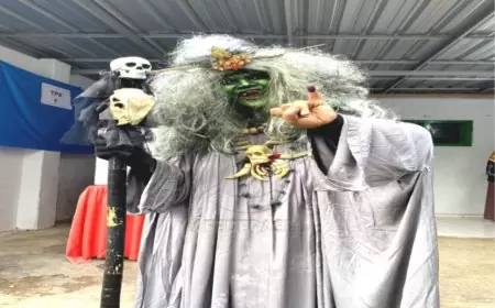 Antusiasme Pemilu 2024 Warga Banyuwangi Kenakan Cosplay Mak Lampir