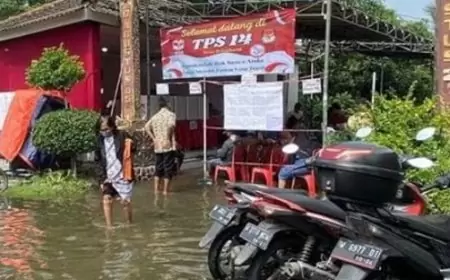 Sejumlah TPS Tergenang Banjir, Warga  Gresik Tetap Antusias Nyoblos