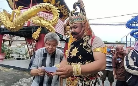 Pikat Pemilih ke TPS, Polisi Berpakaian Ala Gatotkaca