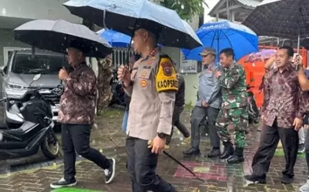 Sidak TPS Ditengah Hujan, Bupati Gresik: Partisipasi Masyarakat Gresik Tinggi