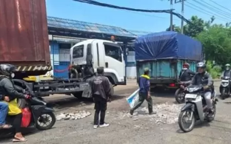Jalan Raya Berlubang di Jalan Mayjen Sungkono Sebabkan Kecelakaan Lalulintas