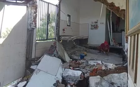 Tanah Ambles Akibatkan 5 Rumah di Gresik Rusak Parah, Penghuni Mengungsi di Tenda