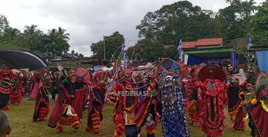 Cukup Meriah, Tampilan Ratusan Seni Tari Barongan Sambut Edhie Baskoro Yudhoyo di Watulimo