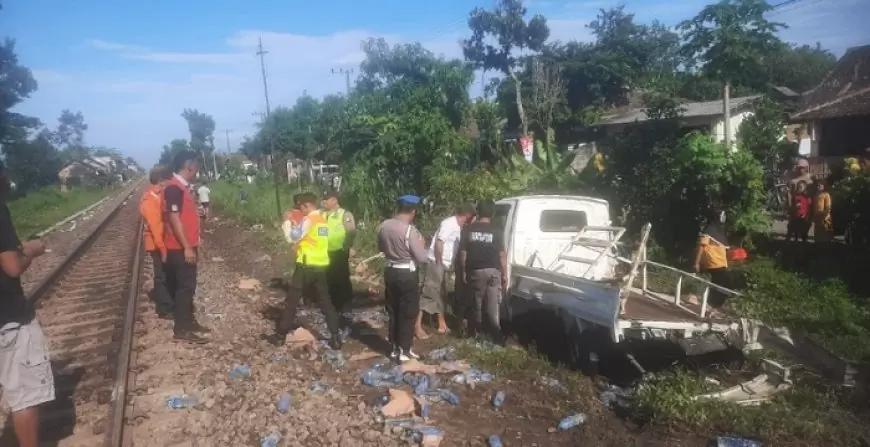 Mobil Pick Up Dihantam KA Malabar, Sopir Dilarikan ke Rumah Sakit