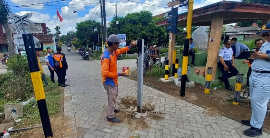 Cegah Kecelakaan di Perlintasan KA, Satlantas Polres Tulungagung dan Forum LLAJ Pasang Patok