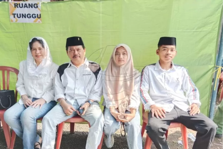 Merakyat, Ketua DPD Golkar Banyuwangi Ikut Antri Saat Nyoblos di TPS