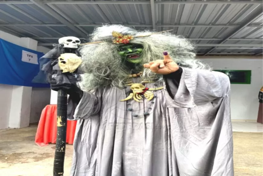 Antusiasme Pemilu 2024 Warga Banyuwangi Kenakan Cosplay Mak Lampir