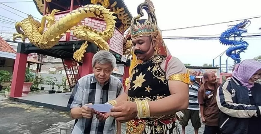 Pikat Pemilih ke TPS, Polisi Berpakaian Ala Gatotkaca