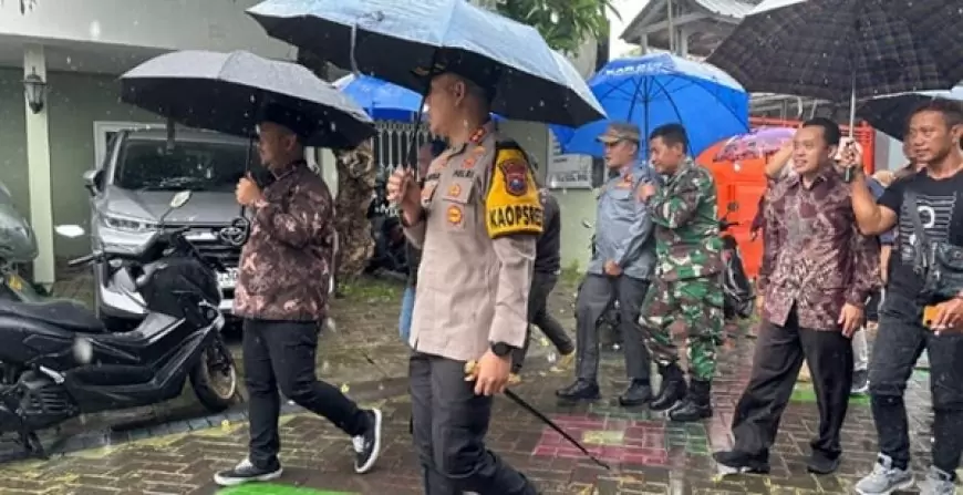 Sidak TPS Ditengah Hujan, Bupati Gresik: Partisipasi Masyarakat Gresik Tinggi