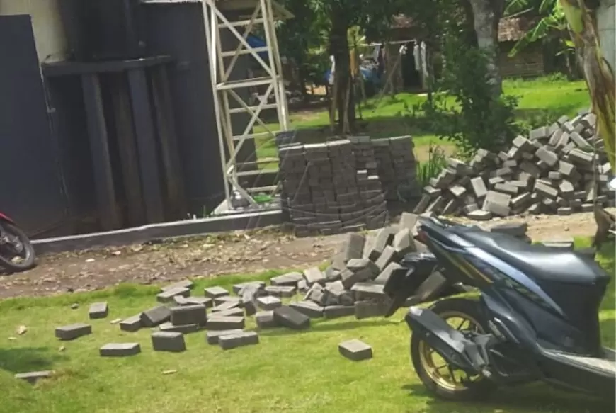 Warga Jambewangi Banyuwangi Kecewa, Bantuan Paving Caleg Diminta Kembali