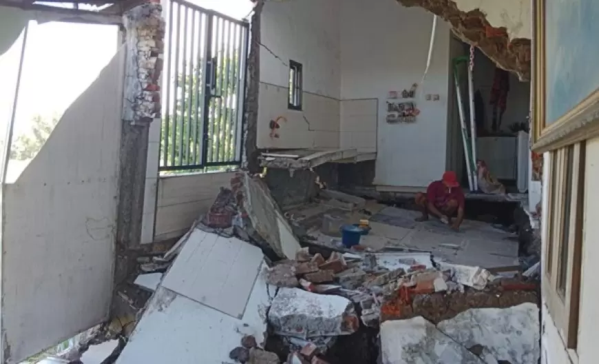 Tanah Ambles Akibatkan 5 Rumah di Gresik Rusak Parah, Penghuni Mengungsi di Tenda