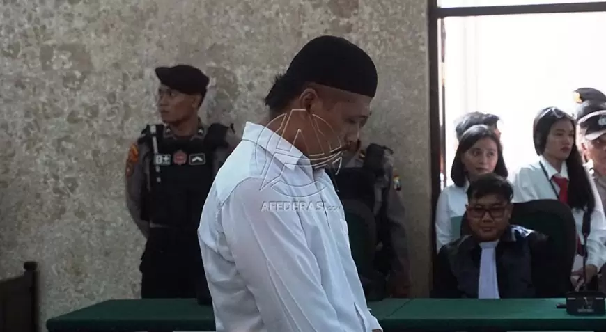 Edi Purwanto alias Glowoh Tertunduk Ketika Mendengarkan Bacaan Putusan