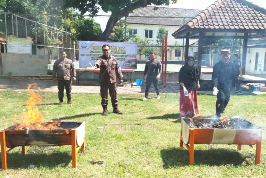 Kejari Banyuwangi Musnahkan Barang Bukti dari 16 Perkara, Ada Sabu dan Miras