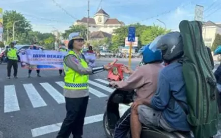 Satlantas Polrestabes Surabaya Berikan Dukungan kepada Korban Kecelakaan