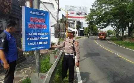 Minimalisir Lakalantas, Satlantas Polres Trenggalek Pasang Papan Peringatan