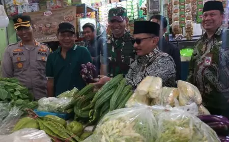 Pastikan Ketersediaan Stok Bahan Pangan Aman Jelang Ramadhan, Bupati Situbondo Sidak Pasar