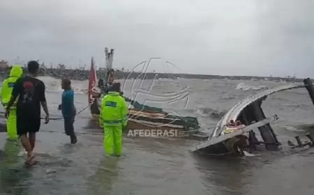 Perahu Nelayan di Hantam Ombak Hingga Karam, Tiga Nelayan Selamat