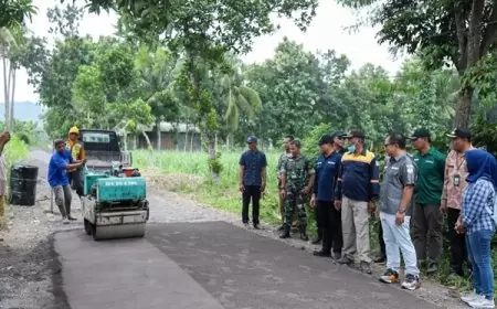 Bupati Jember Tinjau Pengaspalan Jalan dan Penyaluran Bansos