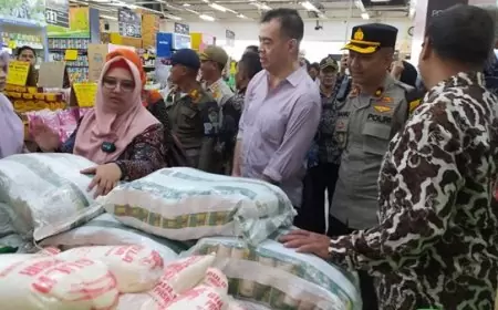 Pastikan Aman Selama Ramadan, Wabup Gresik Sidak Sembako di Pasar dan Swalayan
