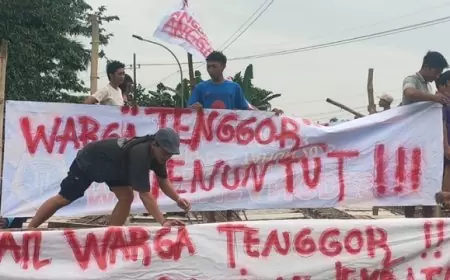 Enam Bulan Mangkrak, Ratusan Warga Gresik Unjuk Rasa Proyek Jembatan Antar Desa