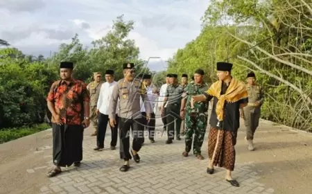 Bupati Trenggalek Tinjau Infrastruktur Pantai Blado dalam Safari Ramadhan