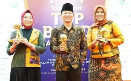 Bupati Arifin Kembali Raih Penghargaan Pembina Terbaik di Ajang TOP BUMD Award 2024