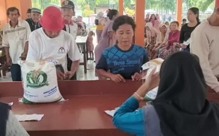 Salurkan Bantuan Sosial, Kades Wirowongso: Meringankan Beban Masyarakat