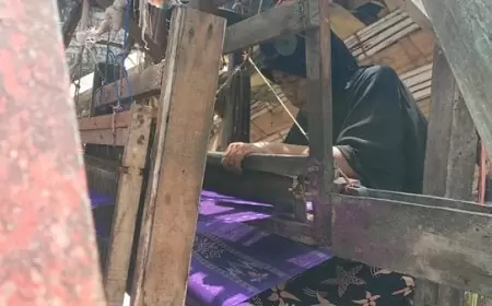 Kisah Haru Nenek Munah, Tetap Menenun Sarung Meski Rumahnya Rusak Akibat Gempa