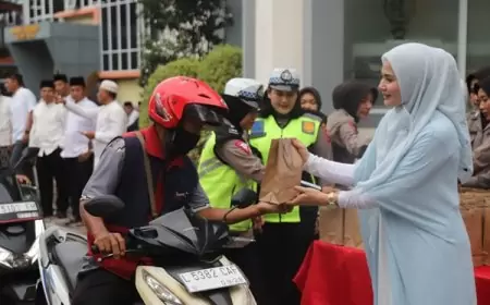 Polres Gresik Bagikan Ratusan Takjil kepada Pengendara Motor