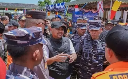 Pasca Gempa Bawean, Bupati Gresik Bersama Kasal Salurkan Ribuan Bantuan 