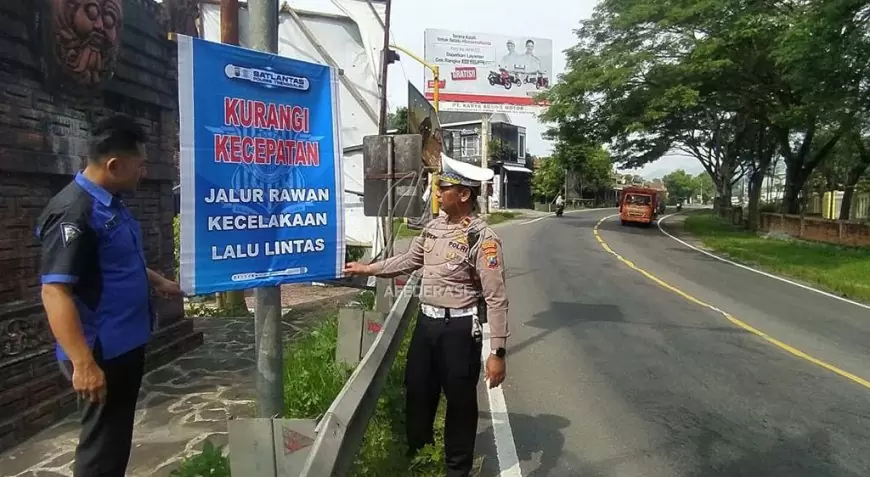 Minimalisir Lakalantas, Satlantas Polres Trenggalek Pasang Papan Peringatan