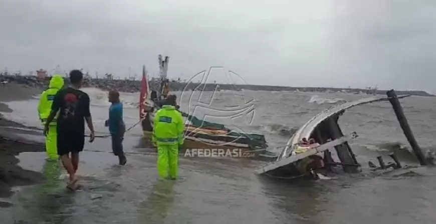 Perahu Nelayan di Hantam Ombak Hingga Karam, Tiga Nelayan Selamat